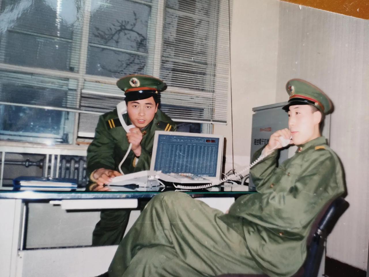 晒晒你们当兵的时候穿军装的照片1990年我在北京卫戍区服役。图为我和沧州战友在一