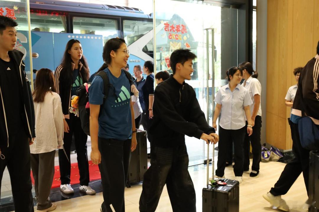 中国女排庄宇珊5月6日中午中国女排一行30人顺利抵达福建省漳州体育训练基地正式开