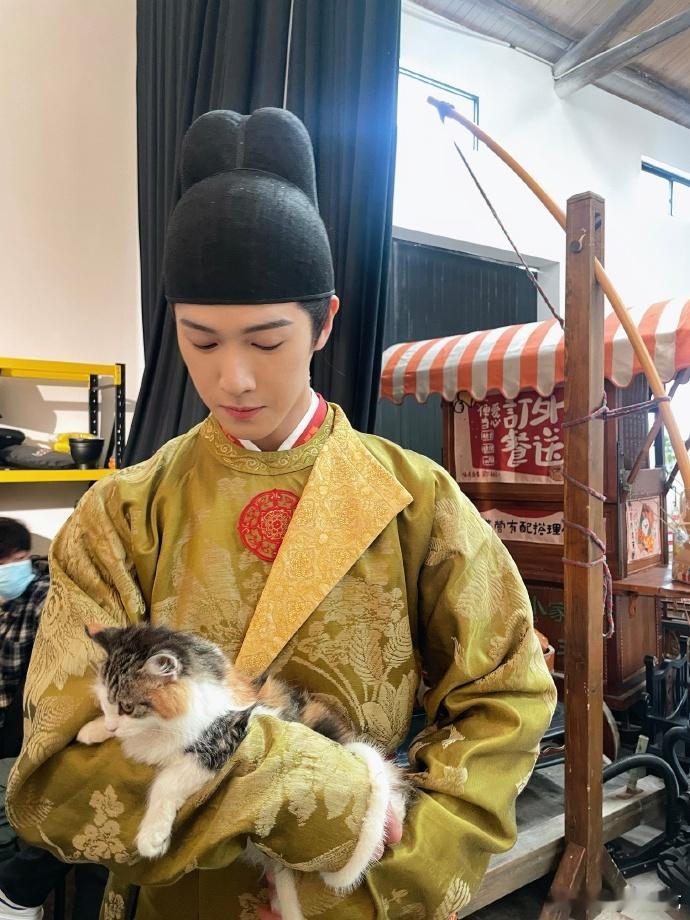 李昀锐的片场记录 李昀锐林晏片场库存照📸《宴遇永安》真的是特别美好的一部剧啊，