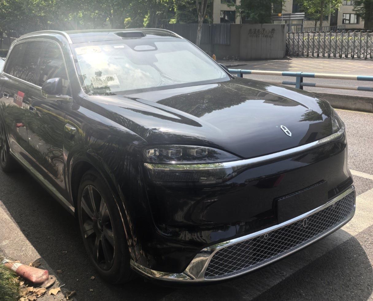 问界全新M9这个前脸的气场比现款强了很多。极氪9X上市，问界M9有点落寞；蔚来E