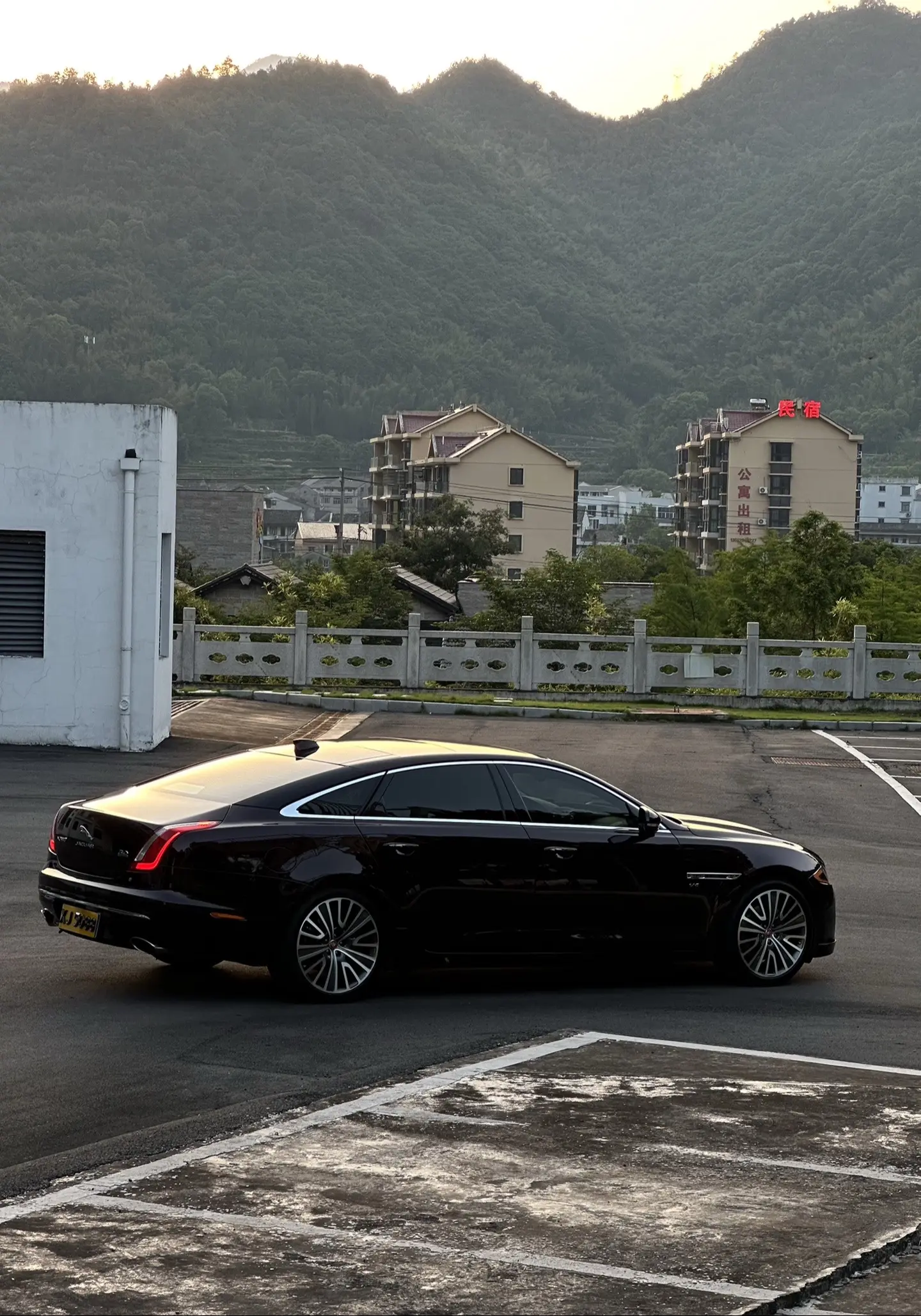 与爱的车在日落里，安安静静。