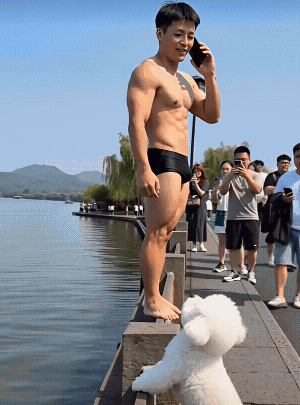 我认真的在看了好几遍，是担心他的手机，人在跳的同时，手机没看到抛出去，但手上一下