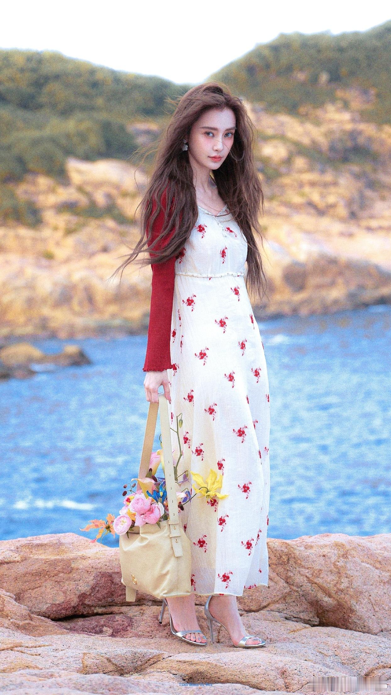 angelababy[超话]自由都在风里美的轻轻松松杨颖｜ ​​​