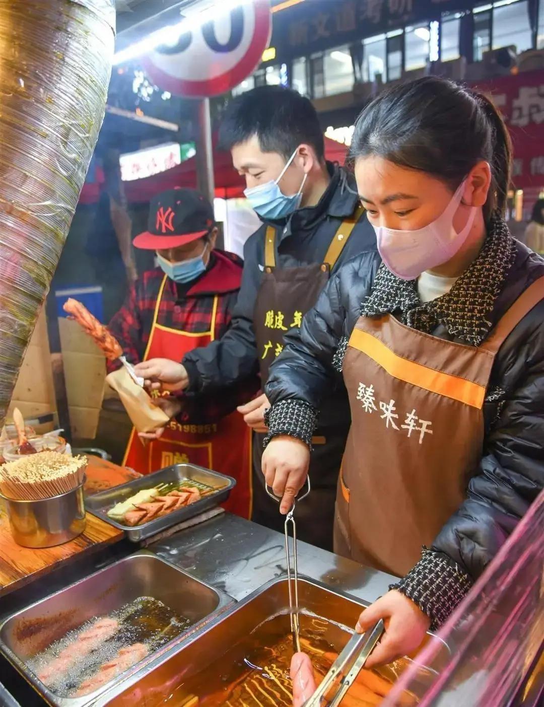 荆州一对夫妻摆炸串摊十年，每天把油桶倒空换新油，网友排队打卡。
2015年俩人辞