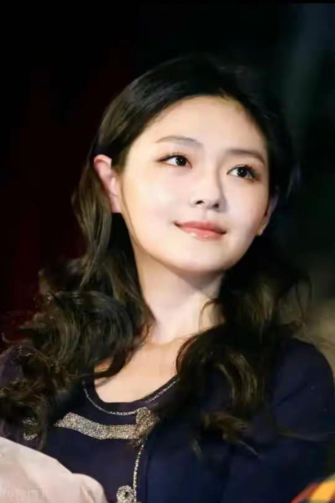 我一直很喜欢她，因为她很仗义！在婚姻里她有种看清一切的感觉，她跟前夫上的综艺节目
