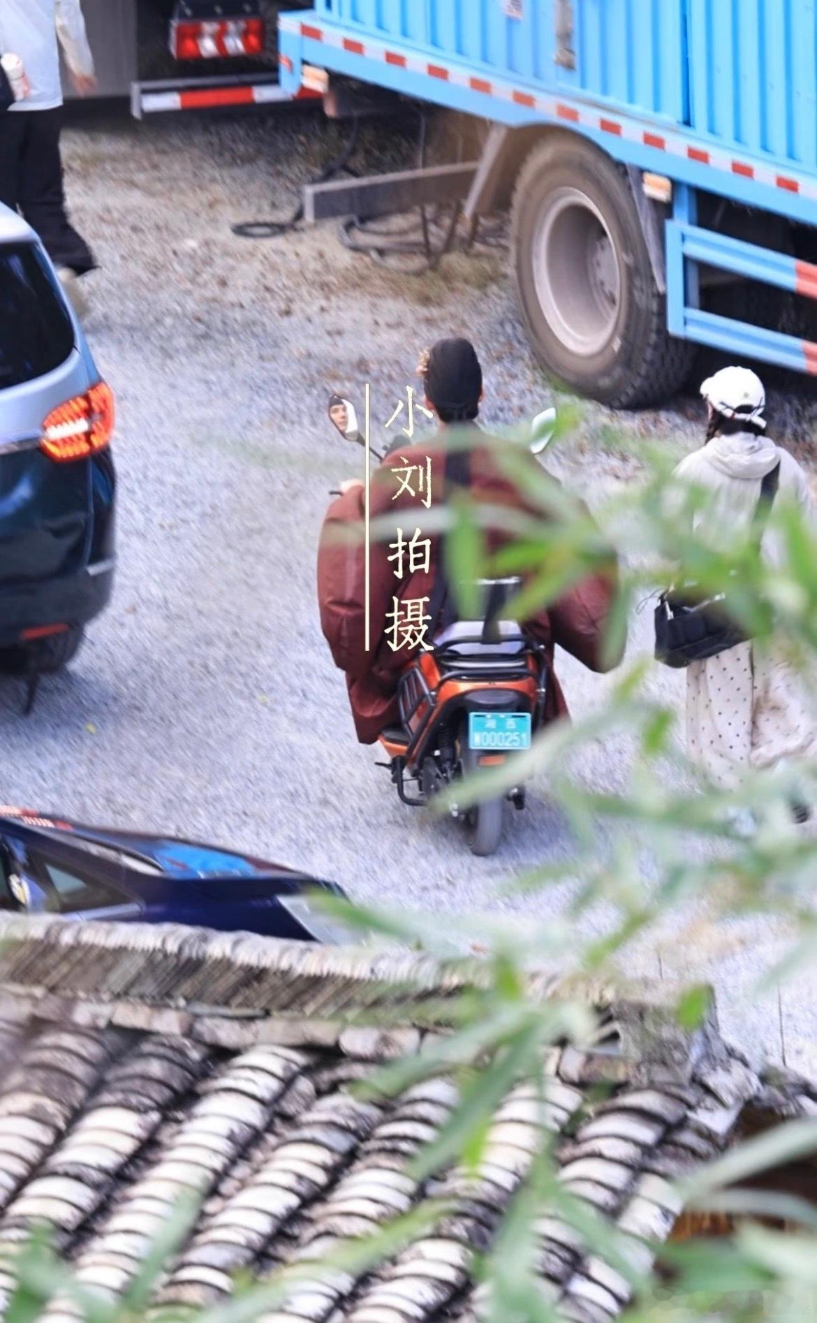 王安宇搞这么可爱呢！王安宇在剧组骑电动车后视镜里的王安宇