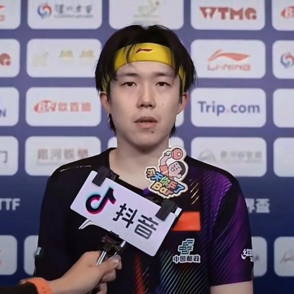 抖音这个女记者要火，采访王楚钦忘了边界感，边笑边说楚钦是“独苗”，没想到王楚钦不