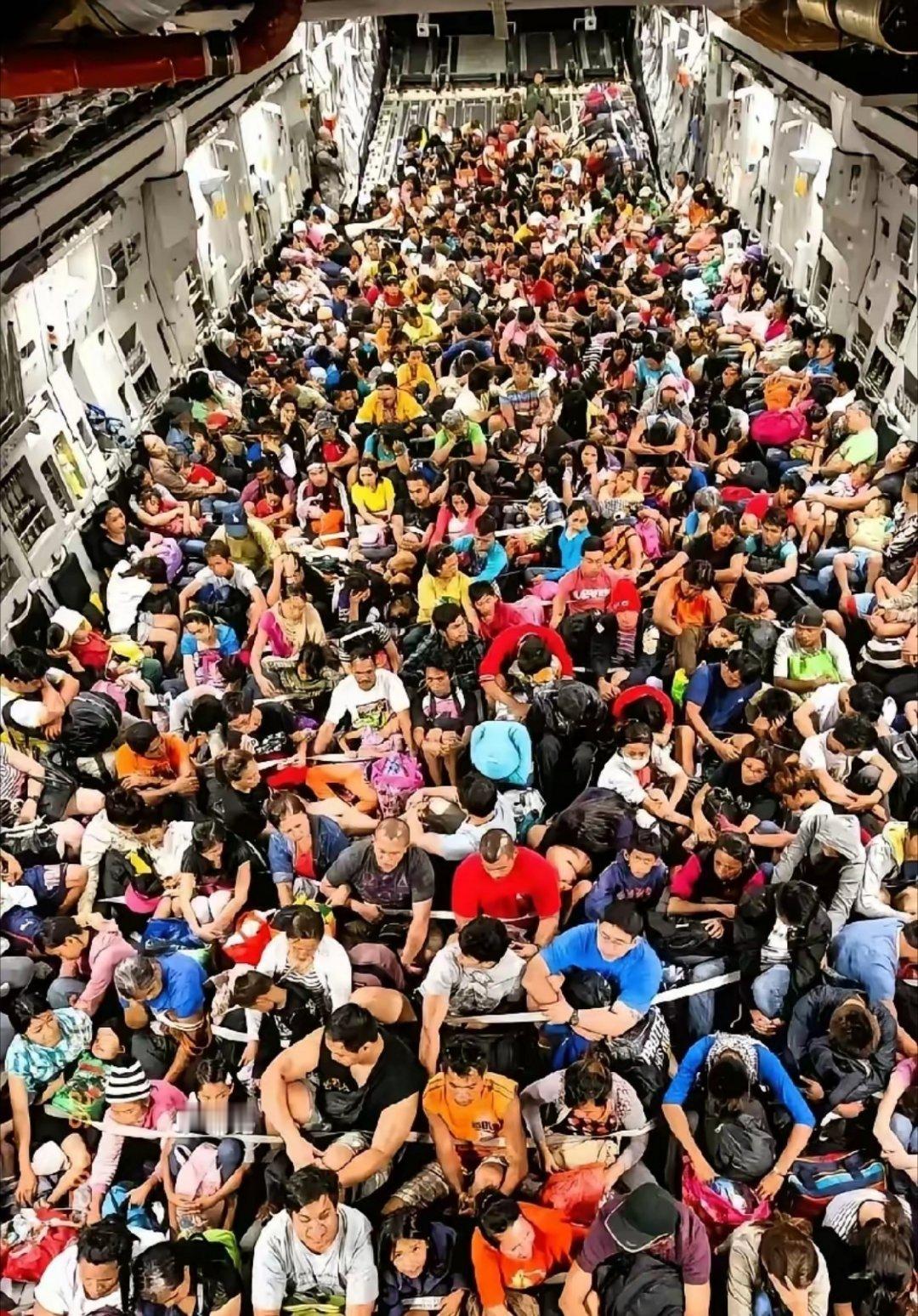 这个就是美军动用军用运输机，遣返非法移民的照片。这些人散尽家财，千辛万苦的偷渡到