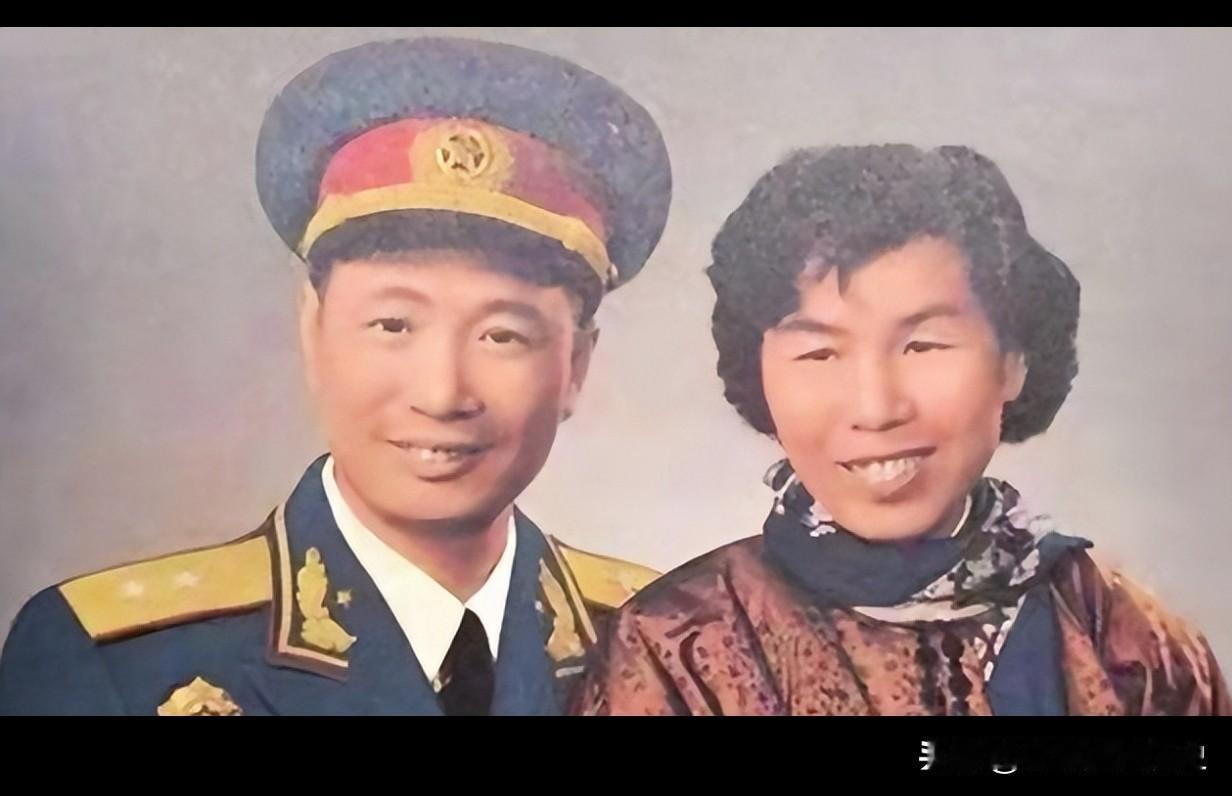 五十年代的照相馆内，留下了这一张质朴庄重的夫妻合影。彼时一身授衔军装的张震将军，