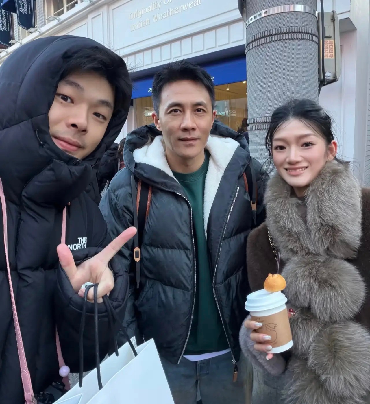 44岁杜淳和老婆女儿现身韩国街头，他抱着4岁女儿，面容有点憔悴，整个人苍老了不少