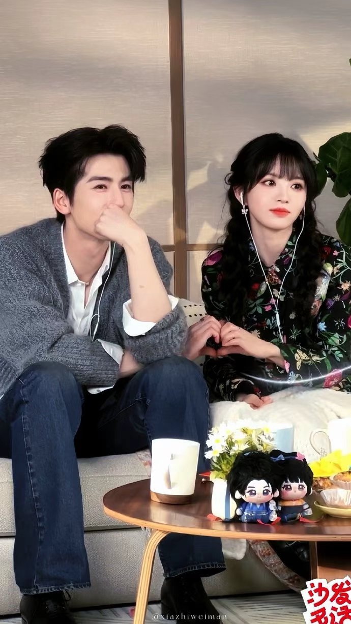 经纪人不在张凌赫田曦薇就这样 经纪人不在张凌赫田曦薇就这样，又是偷偷比心又是小声