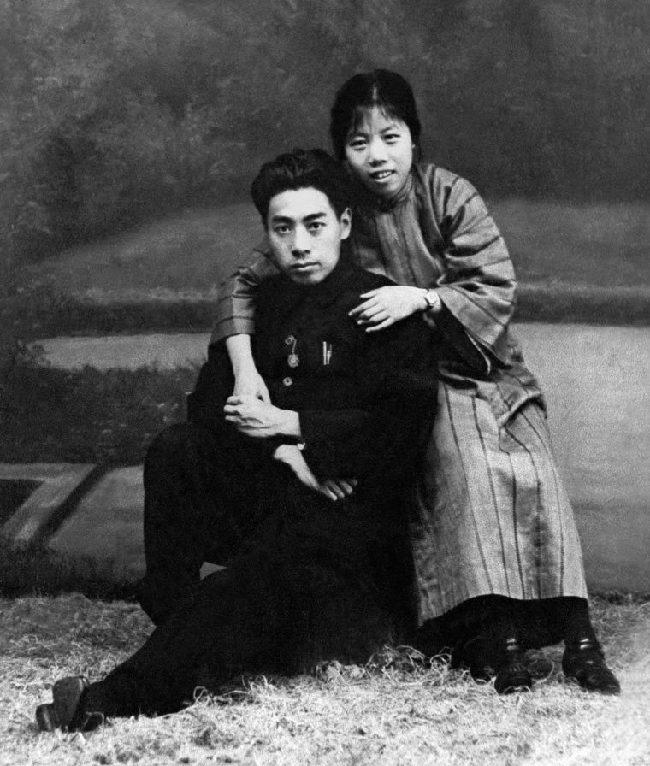 1950年，周恩来和邓颖超两人在北戴河游泳。邓颖超说：“做总理夫人其实很难，他一