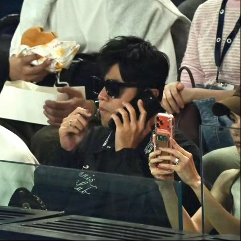 我不中了，这张五个人真的各有各的精彩。。。。。。。。。有一个男孩在中间好认真🤣