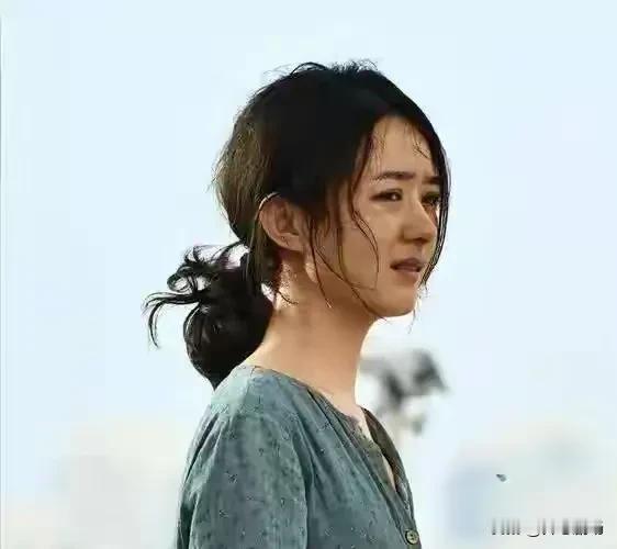 从横店的群演堆里到冯小刚的监视器前，赵丽颖用十九年的时间，书写了一部逆袭的传奇。