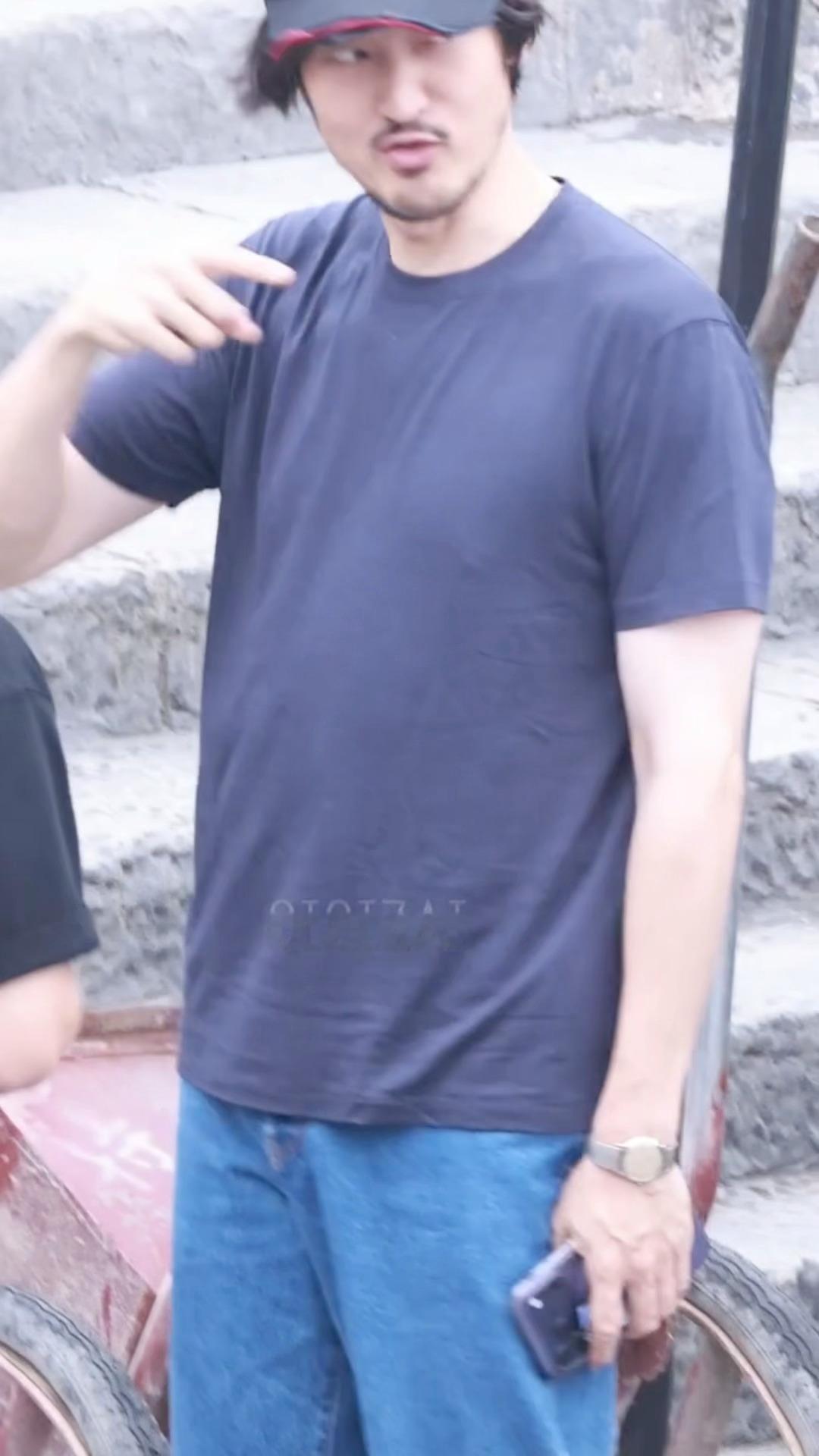 王传君去将门独后剧组探班王鹤棣，君哥这造型有点潦草啊