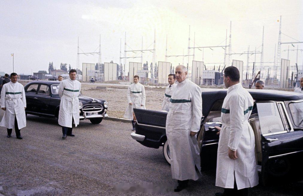 老照片 中，是法国历史性的时刻。戴高乐将军，造访位于皮耶尔拉特的军用铀浓缩工厂—