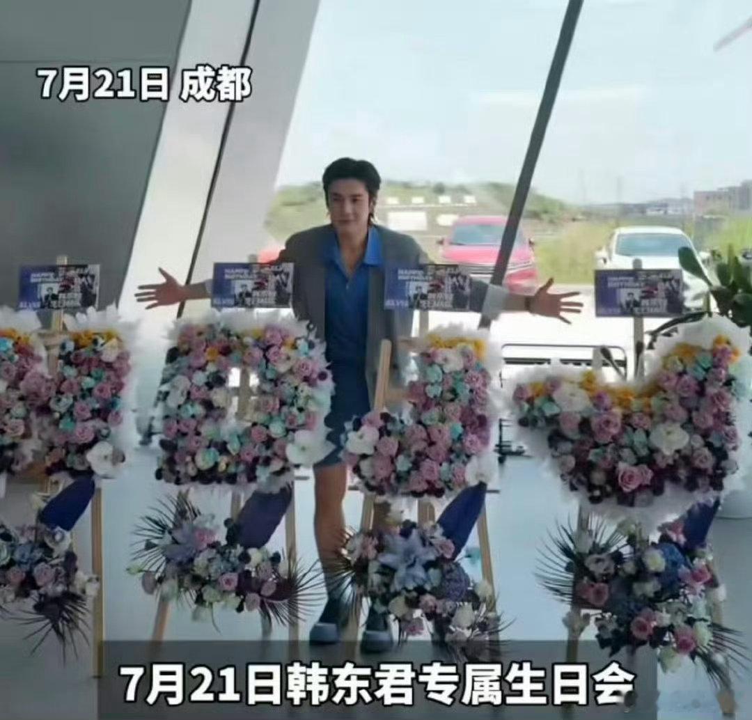 在成都赛道偶遇韩东君生日会意外撞见韩东 君赛道庆生，引擎声代替生日歌，他身着赛车