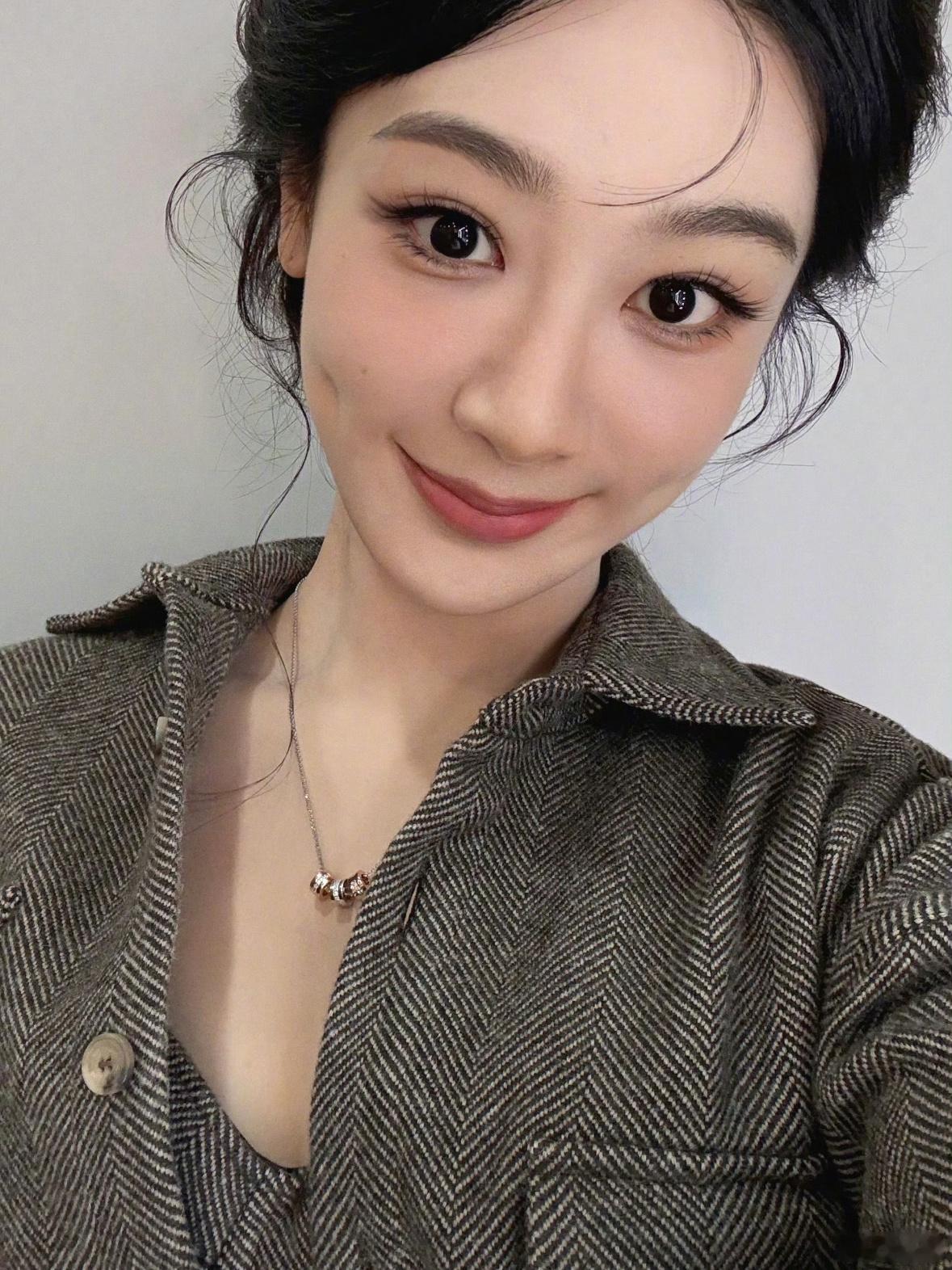 杨紫今日营业  美美的 好像洋娃娃