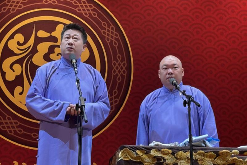 德云社张鹤伦、郎鹤炎广州专场圆满成功，现场坐的满满的，1200张门票全部售出。广