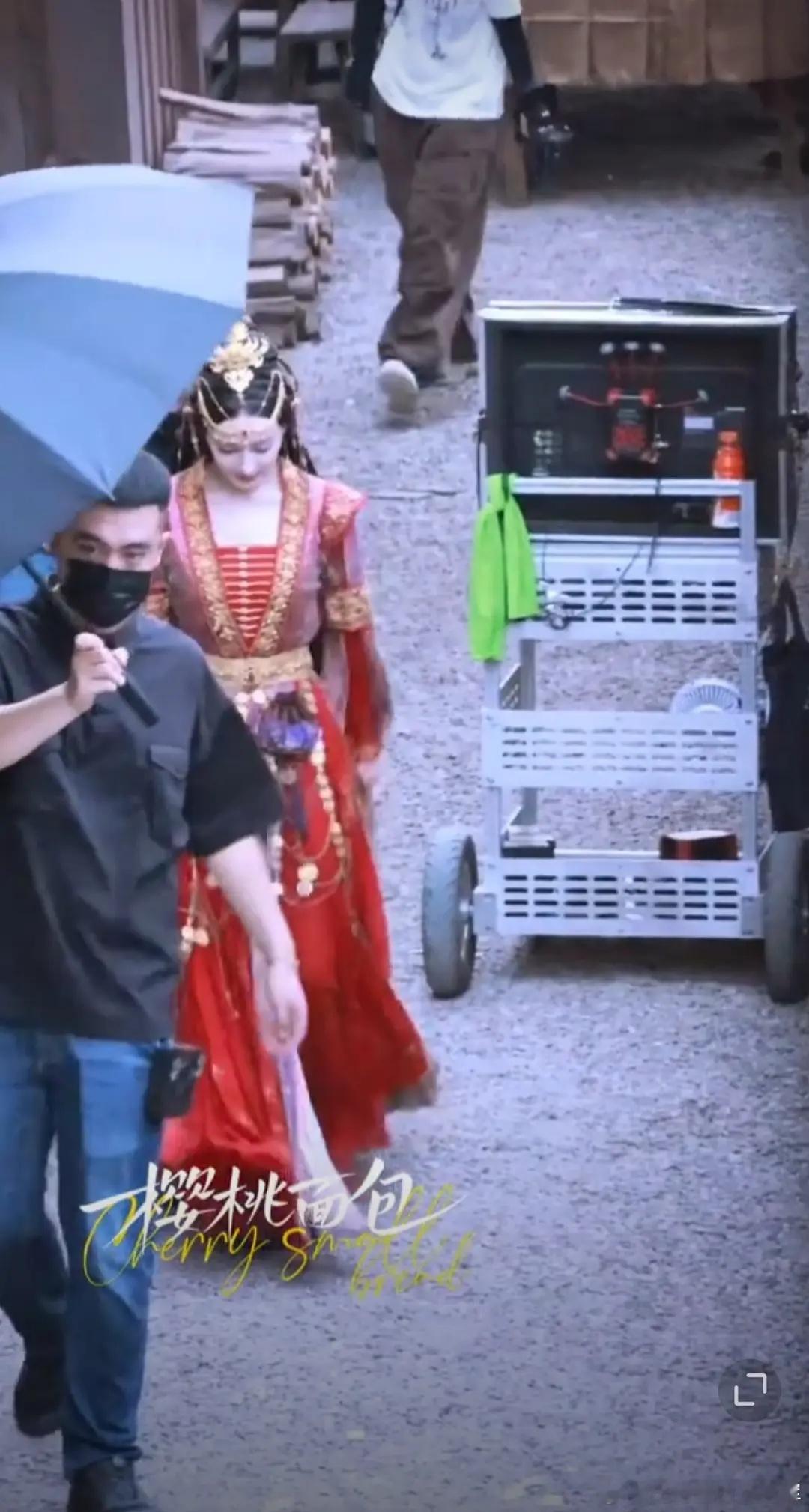 虽然我经常说迪丽热巴应该去拍现代戏更好看，但美女也不该穿这么丑的古装…… ​​​