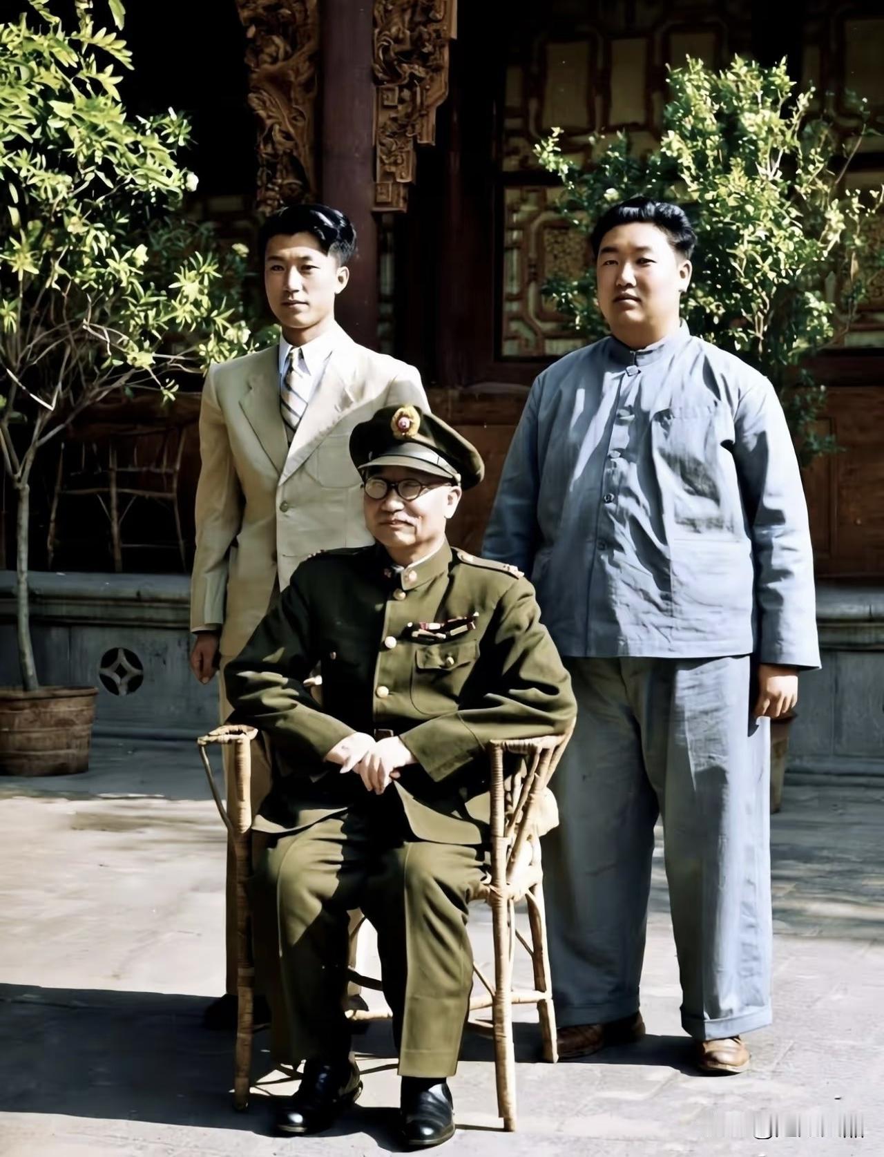 这是阎锡山与他的两个儿子阎志敏、阎志惠的合影照，拍摄于1947年的山西太原，三人