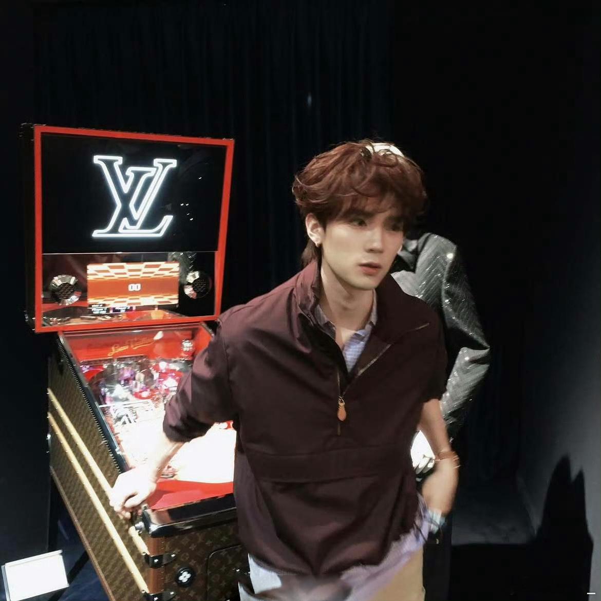 周翊然受LV邀请前往新加坡观赏F1大奖赛，不仅在品牌专属包厢观赛，还与谷爱凌、金