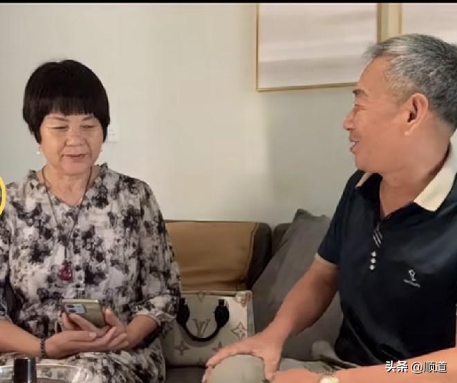 大爷和大妈相亲，两人都认为对方是帅哥美女了，下一步环节，俩人的退休金怎么花。
大
