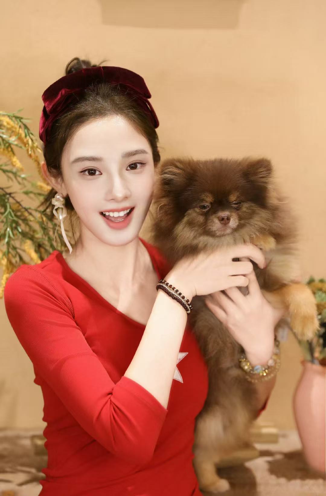 彭小苒直播穿的衣服 彭小苒身材在娱乐圈能排前三吧？每次红毯都让人眼前一亮，这次直