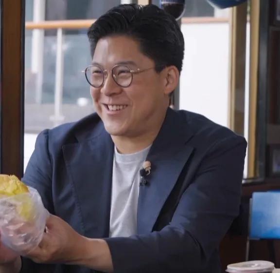 万万没想到！香港之行，董宇辉刚吃完一块老婆饼，霍启刚又拿出一块菠萝包，他用刀将菠
