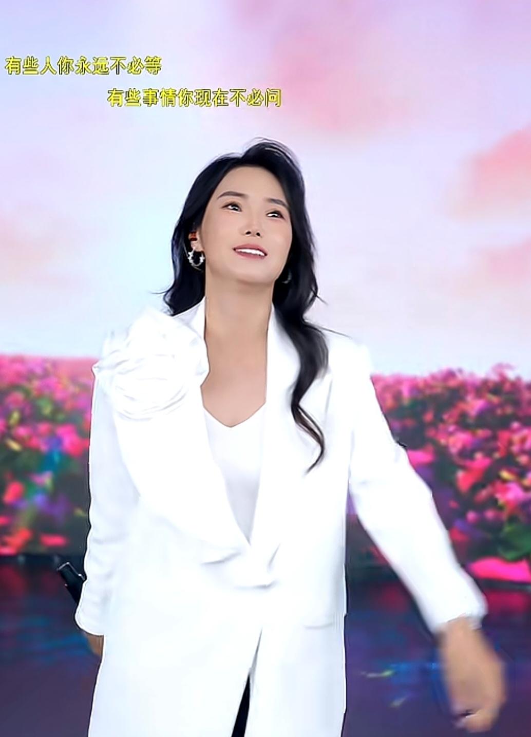 云朵唱《梦醒时分》，音唱得挺准的，表示了专业性，可味儿完全不对。
云朵还是不要挑