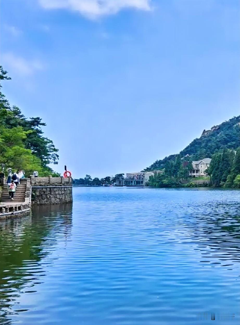 天柱山炼丹湖

穿过最后一道石阶，炼丹湖便在眼前豁然开朗。海拔一千一百米的高处，