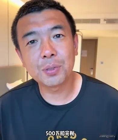 徐亮解释自己有关"国足500万挣得少"的言论，球迷听后感觉有一定道理。
近期徐亮