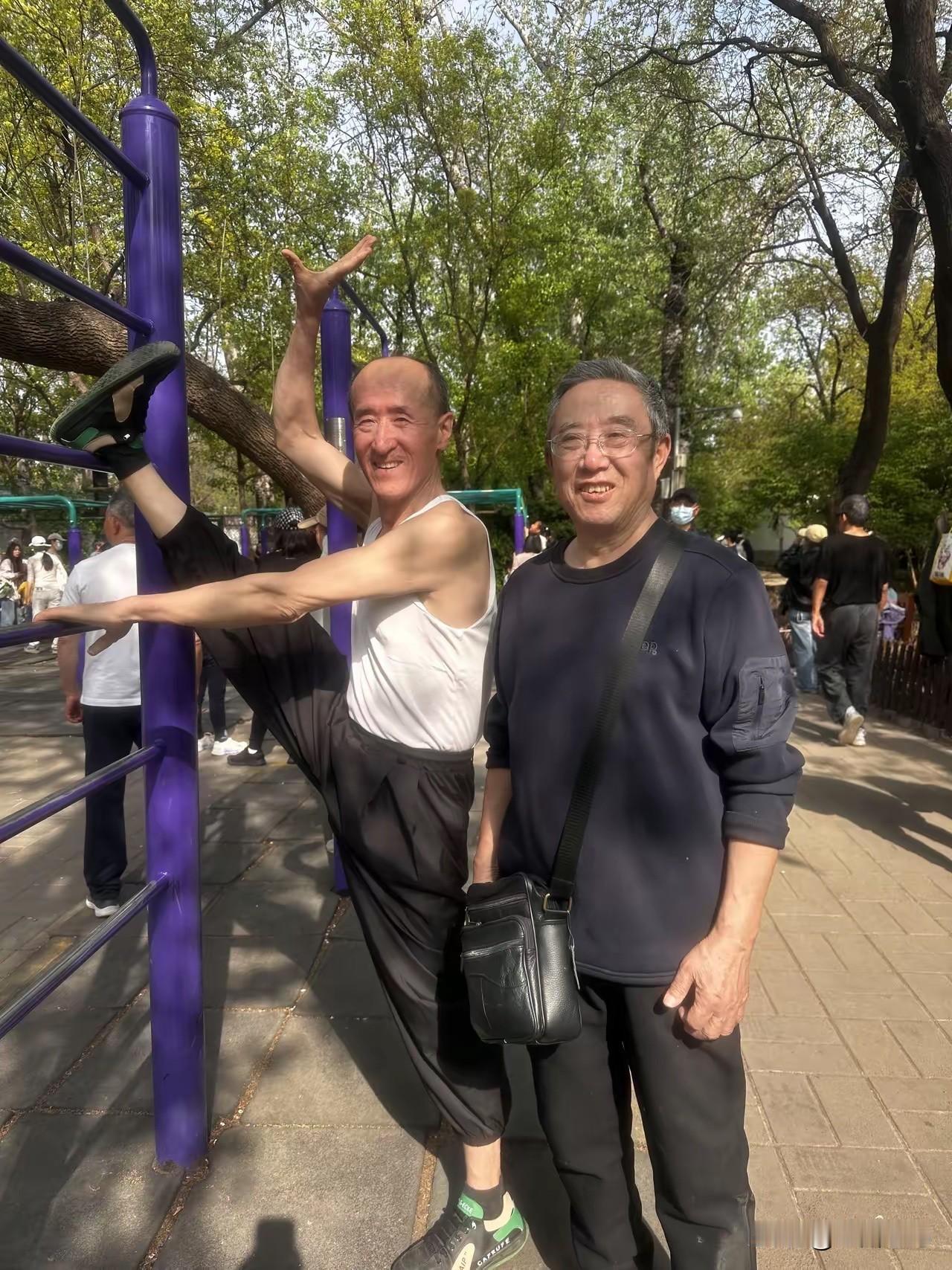 最近陪我朋友蹲社区老年运动团，发现好多人一扎进公园锻炼就忘了时间，从早上6点晃到
