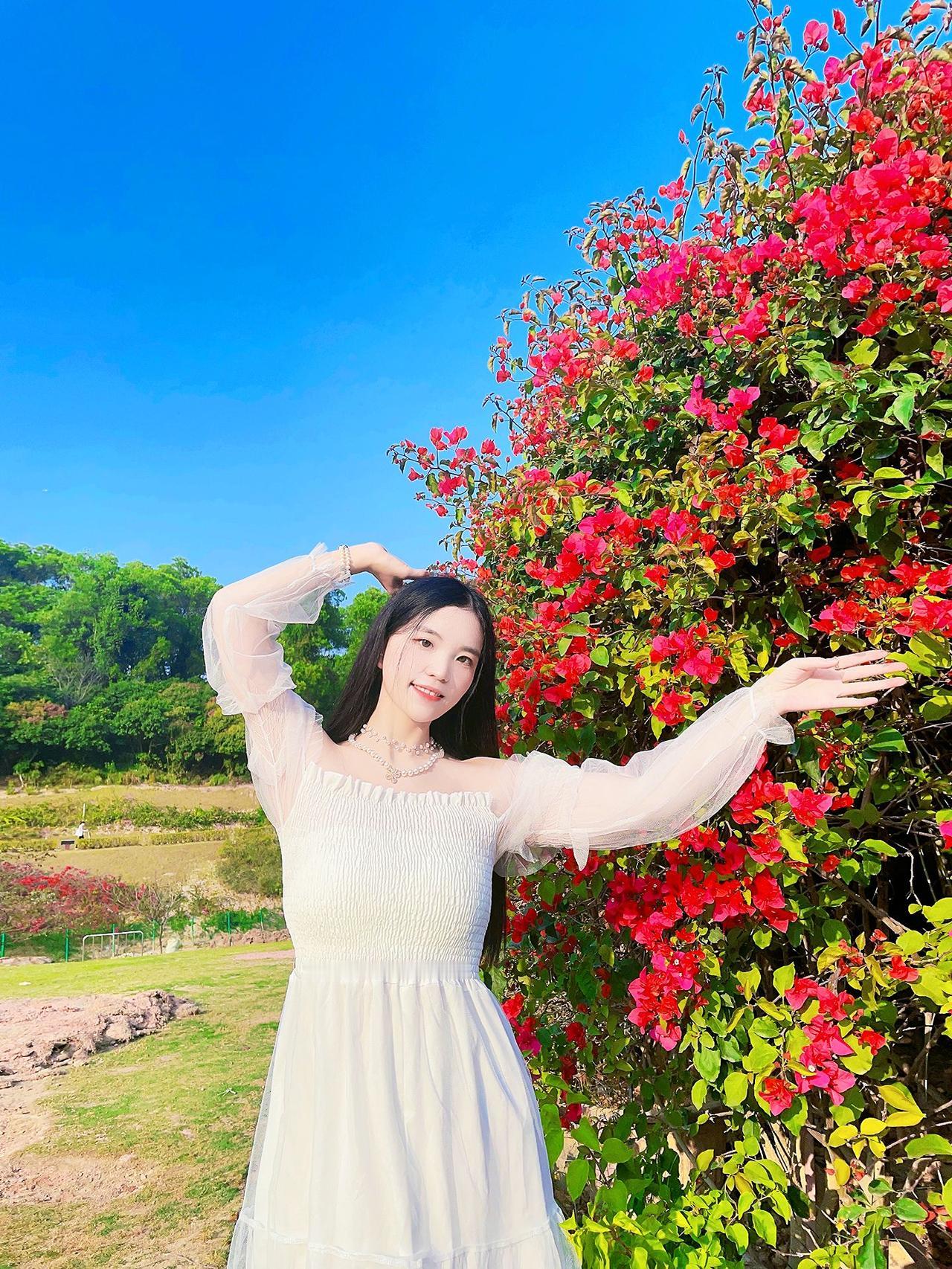 做自己的太阳，与山川湖海为伴，热爱生活，自信勇敢，保持善良，勇往直前！
美女 英