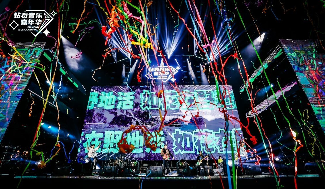 大张伟的兵毕业不蹦洋迪 是谁的DNA狠狠动了！大张伟一登场直接点燃全场，欢快旋律