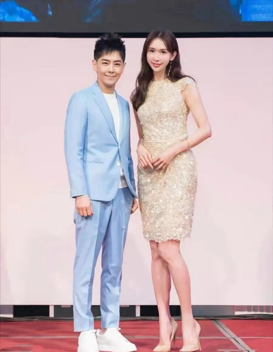 同是49岁的林志玲和林志颖同框，没想到两位竟是幼稚园同学，这也太有缘分了吧，连名