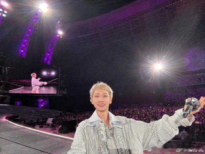 汪苏泷晒太原演唱会大合影汪苏泷太原版我们带着满心暖意好好休整，期待今晚再度相逢舞