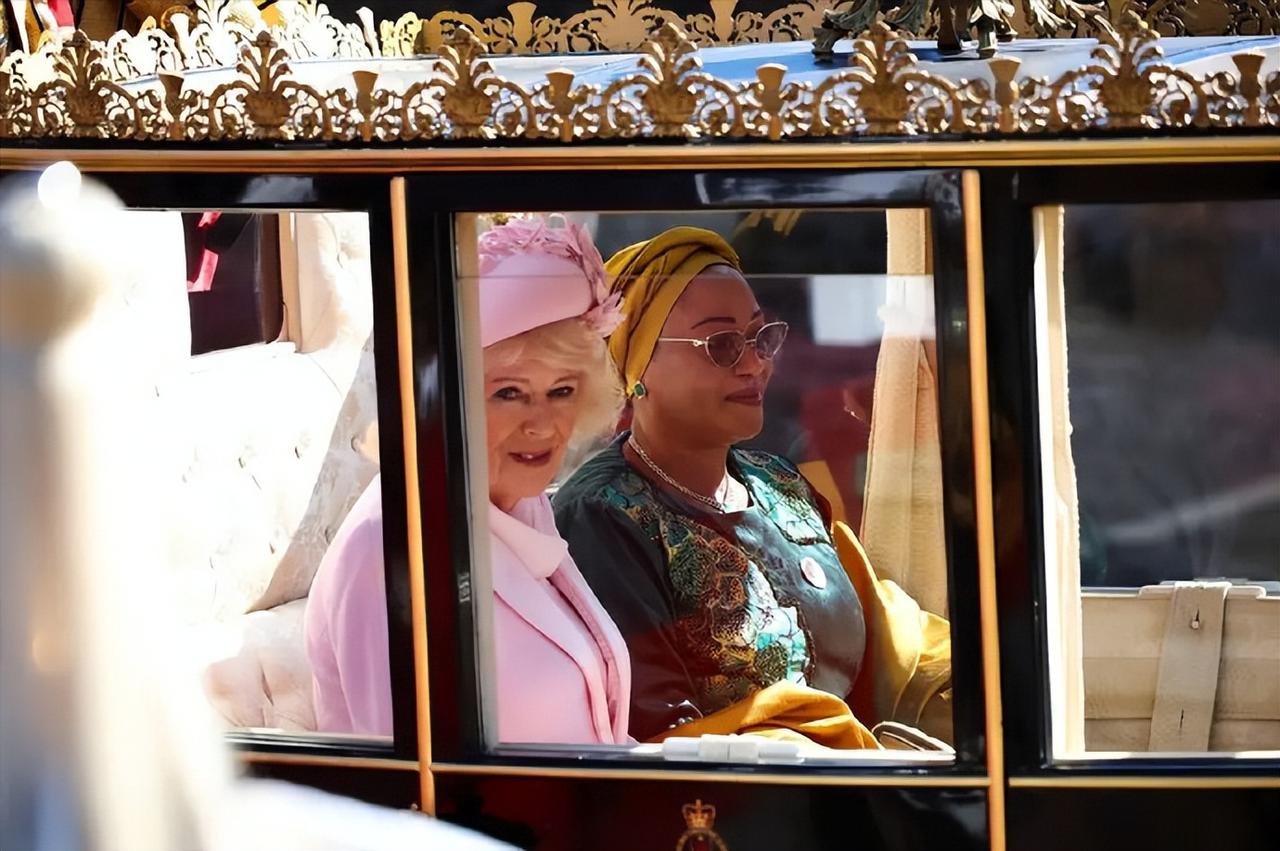 尼日利亚总统夫妇赴英进行国事访问[灵光一闪]
双方都很重视此次活动，
老查亲自搀