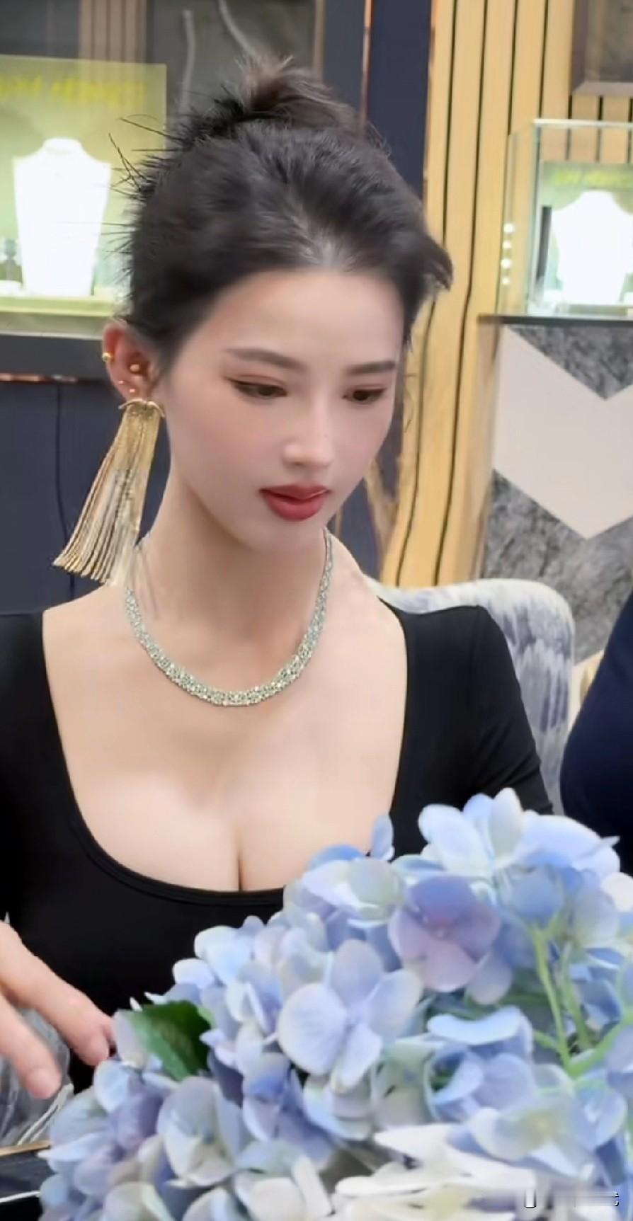 [看]借图打个招呼[看]优雅气质，珠宝闪耀，花艺相伴，尽显奢华之美。轻奢珠宝搭配