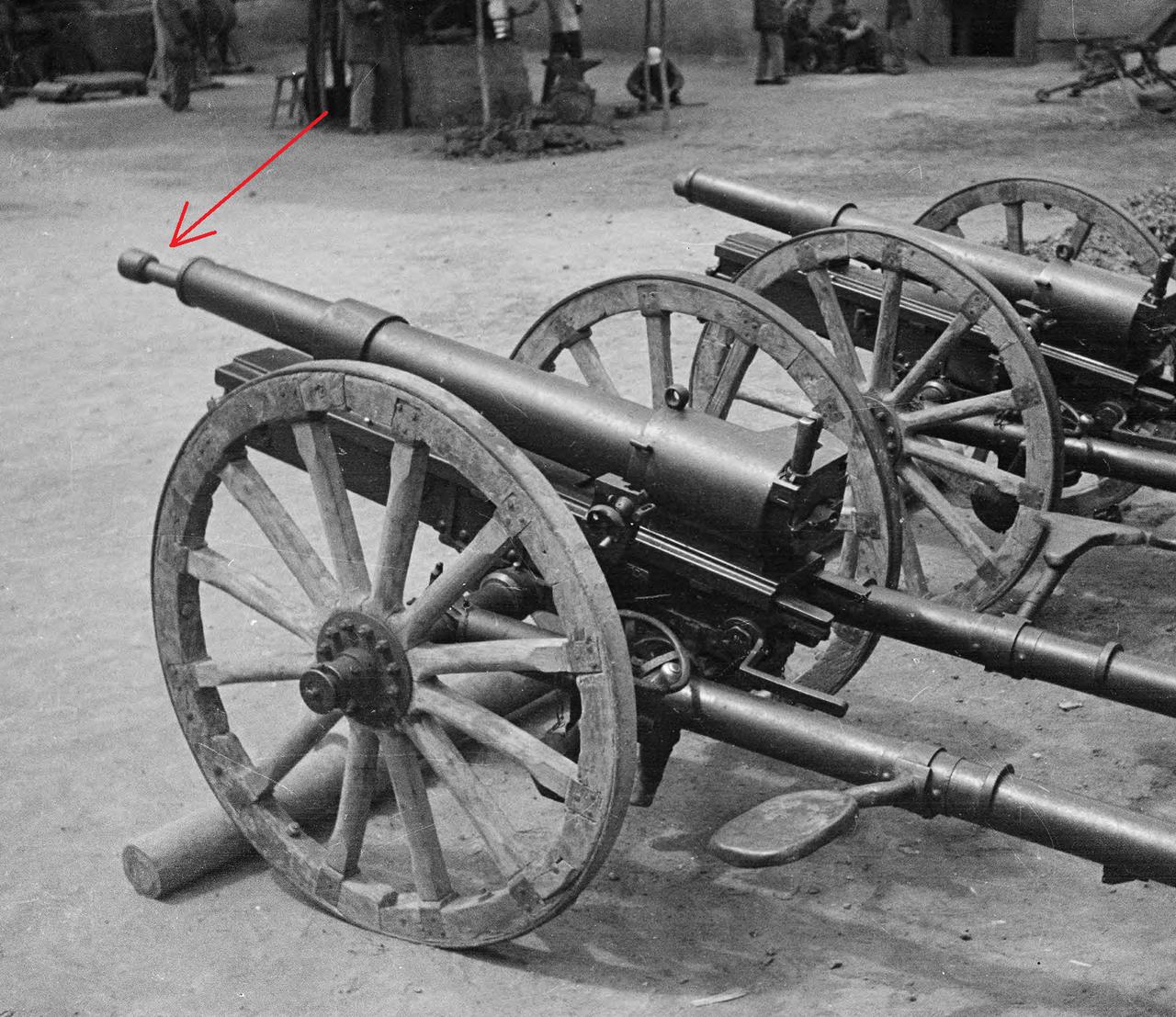 这是八路军营地里摆放的两门大炮，笔者推测应该是八路军从日军那里缴获得来的大炮。注