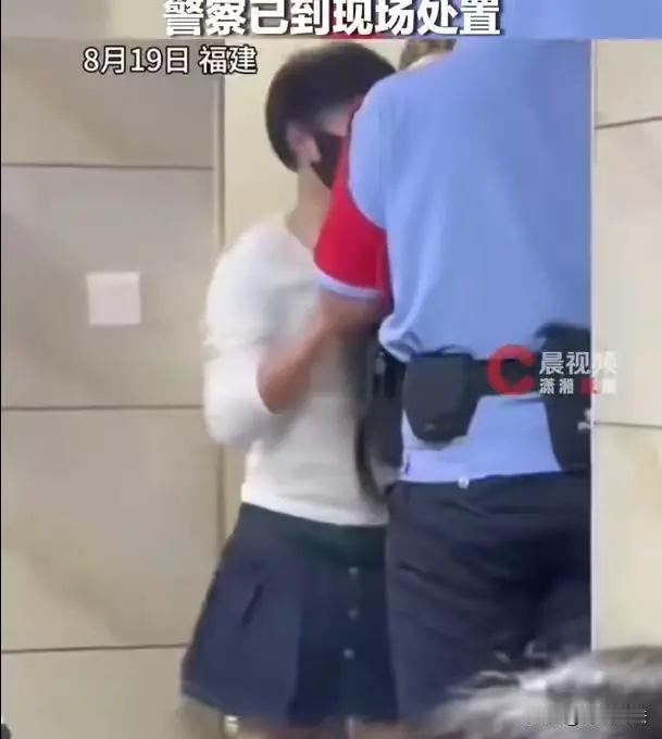 离谱！福建男子男扮女装混进女厕，跪地偷窥还想偷拍，当场被抓

看完这则新闻，真的