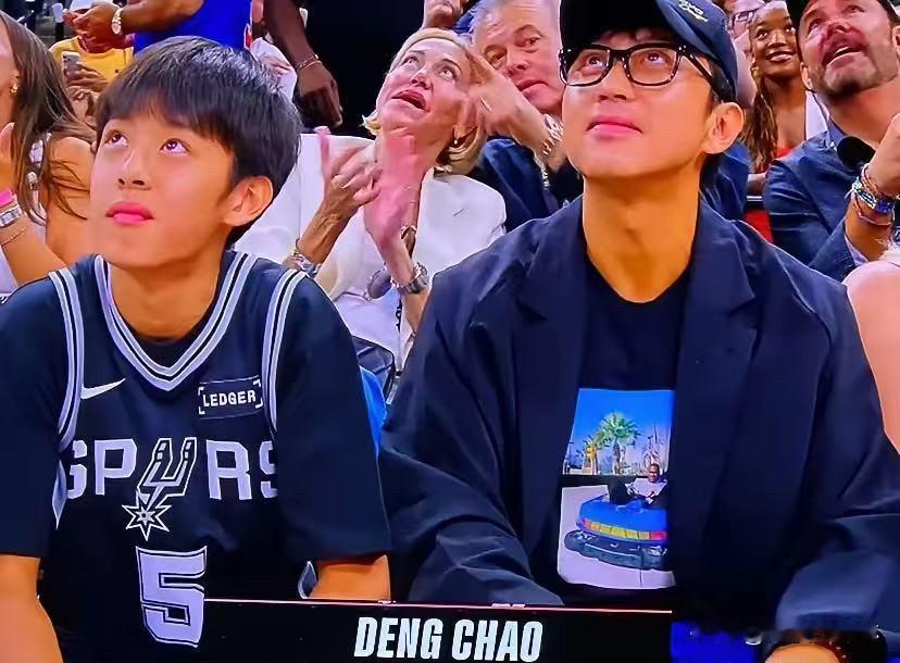 注意到了吗？
NBA总决赛现场，
邓超旁边那个吃爆米花的少年。

6月14日，马