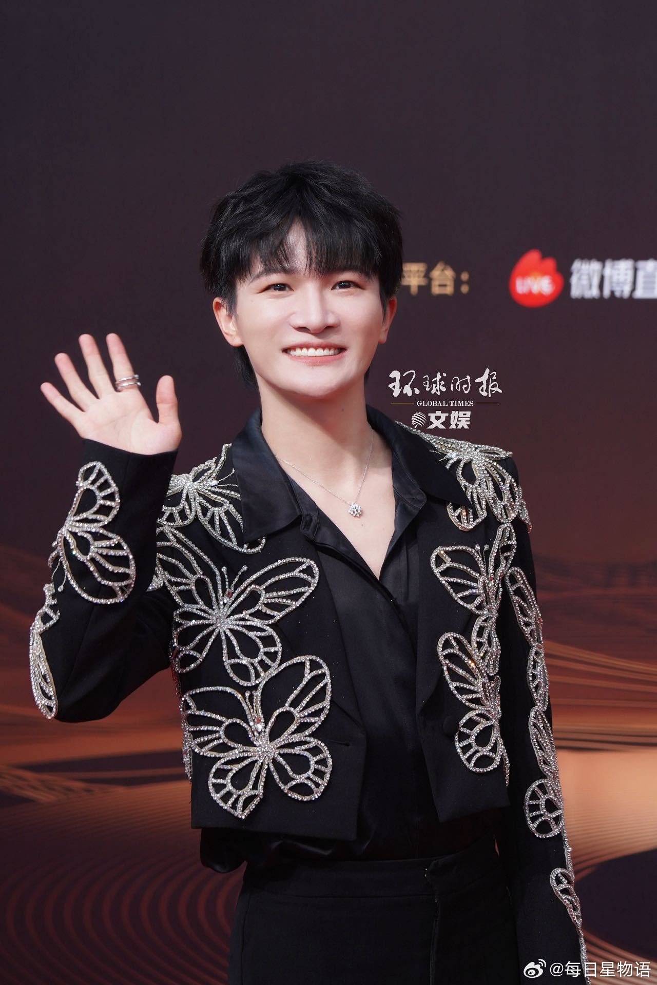 周深提着袖子的流苏下车 红毯绅士深上线！亮相微博之夜，手提流苏优雅下车，每一个细