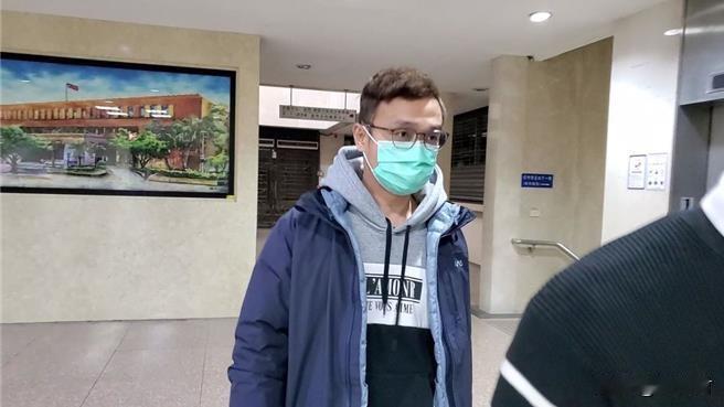曾卷入前新竹市长林智坚论文抄袭丑闻的台东县调查站调查官余正煌，因投资购买由前证券