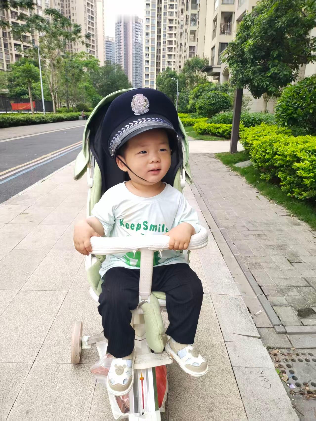 虽然这个帽子有点大，但是我看出了爷爷奶奶对乐乐的宠爱。乐乐对这些也挺有兴趣，玩的