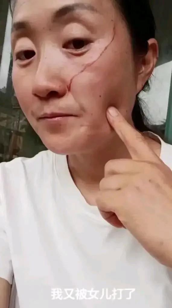 高考刚结束，妈妈想给女儿做顿好吃的，却因吵醒女儿被砸东西、抓破脸，难道养了个白眼