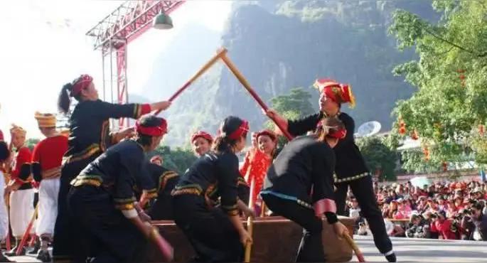 在你的印象中女人打架是个什么样?
女人打架，一般不算打架
就跟上海铁铁上大妈跟年