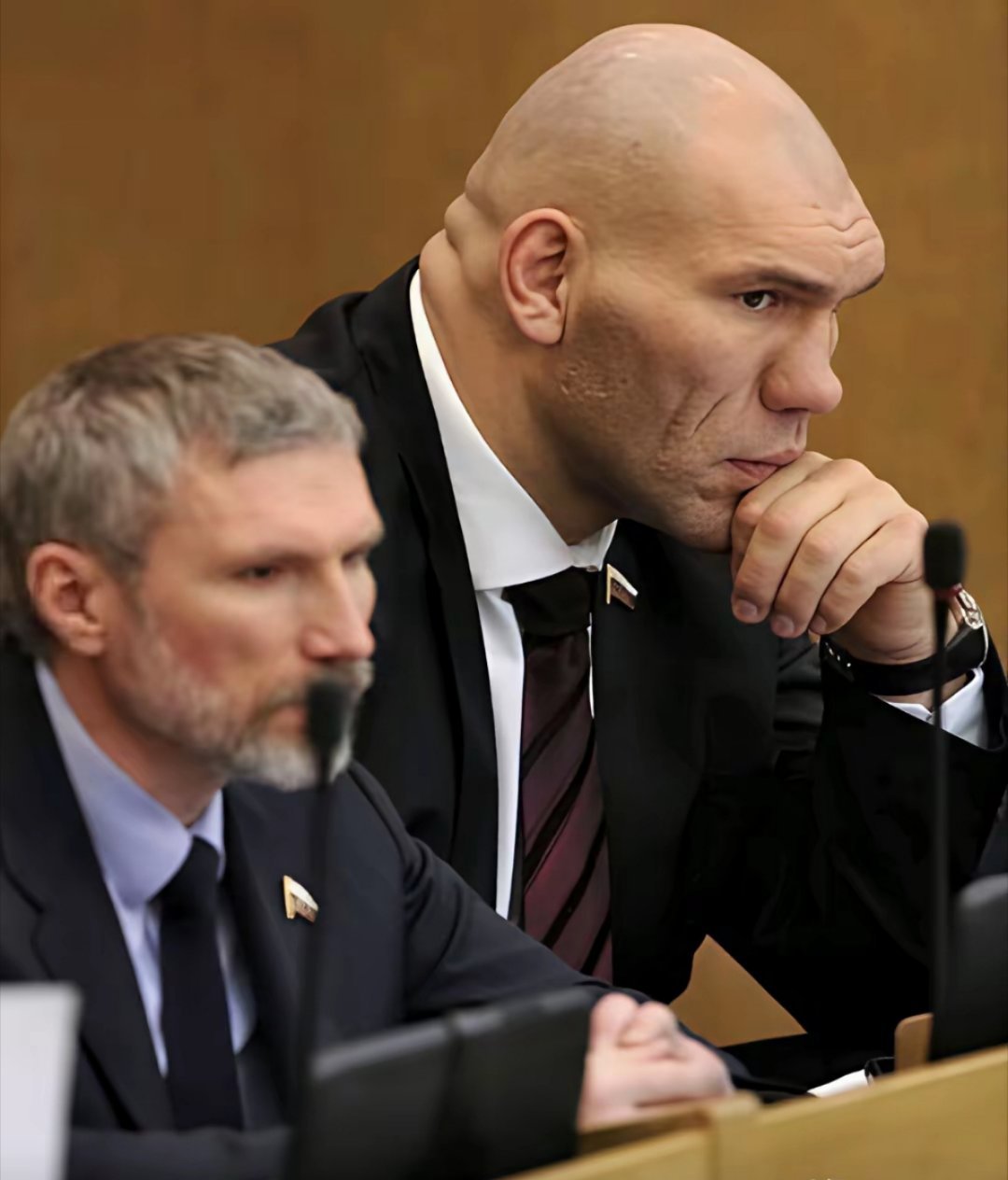 俄罗斯的杜马议员瓦卢耶夫，身高2米13，长相犹如外星来客。光是这个气场就足以碾压