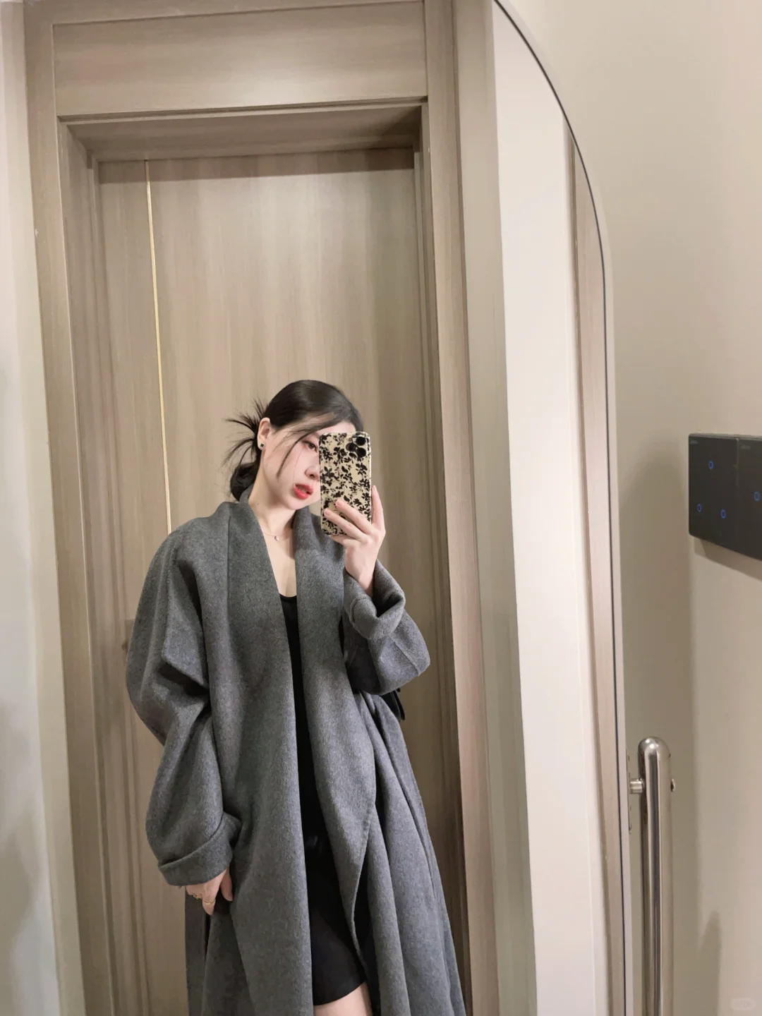 灰色大衣真的忍不住想多看一眼～