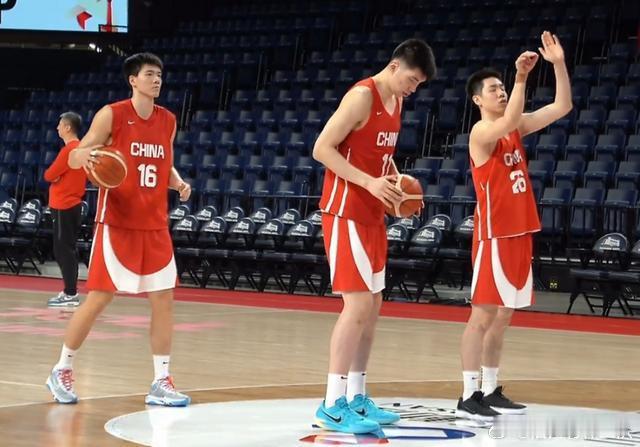今晚中国男篮和日本男篮的比赛即将打响，赛前，中国男篮踩场训练曝光，余嘉豪已经顺利